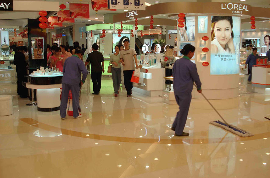 专业保洁服务 从商场到企业，打造洁净商业环境